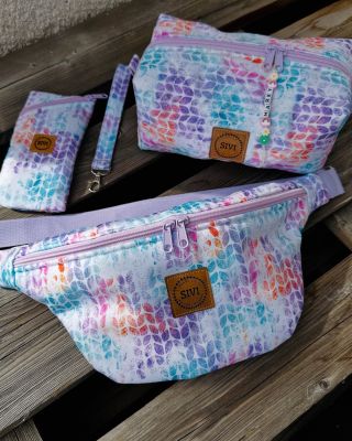 Set na přání skládající se z crossbody ledvinky, klíčenky, obalu na brýle a personalizovaný kosmetický taštičky 😍 miluju...