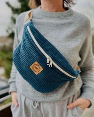 Tmavá petrolej 💙 V kombinaci s béžovým zipem a natur popruhem. #sivi #mansestrovaledvinka #ledvinka #ledvinkapresrameno...