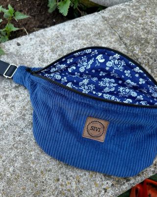 Tmavě modrá na přání 💙🖤 #sivi #mansestrovaledvinka #ledvinka #ledvinkapresrameno #crossbodyledvinka #mansestr...